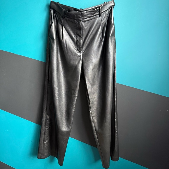 The Effortless Pant™ New
High-waisted wide-leg Vegan Leather pants si 10 - Picture 6 of 16